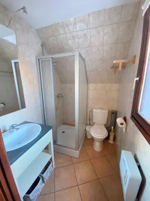 Salle de bains dans l'établissement Le Riquewihrien