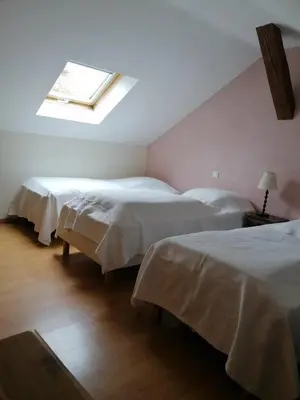 Un ou plusieurs lits dans un hébergement de l'établissement Maison charmante dans le village de Taintrux avec jardin