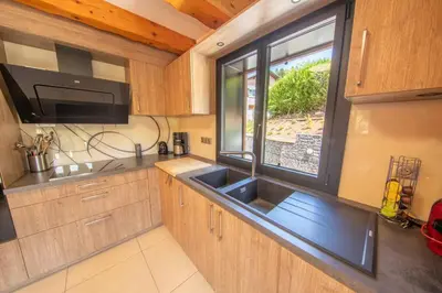 Cuisine ou kitchenette dans l'établissement Les Marmottes, 10 à 20p avec bb-foot, billard, bar
