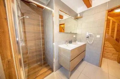 Salle de bains dans l'établissement Les Marmottes, 10 à 20p avec bb-foot, billard, bar
