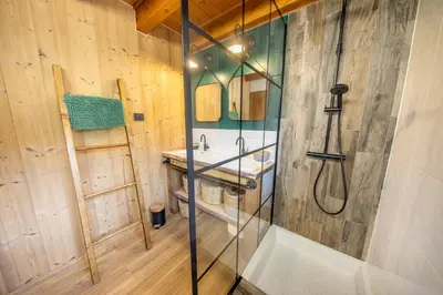 Salle de bains dans l'établissement F'amis Lodge, 10p avec baby-foot