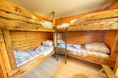 Un ou plusieurs lits dans un hébergement de l'établissement F'amis Lodge, 10p avec baby-foot