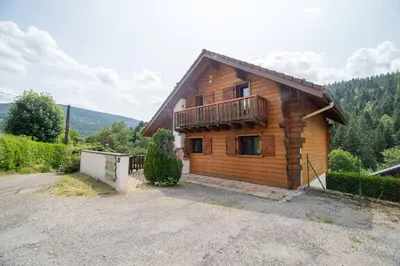 Vue générale sur la montagne ou vue sur la montagne depuis le chalet