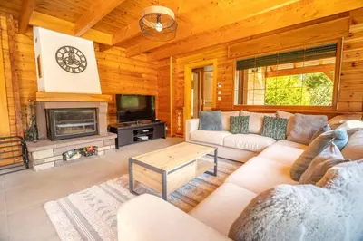 Coin salon dans l'établissement Le Chant du Ruisseau SPA - Sauna