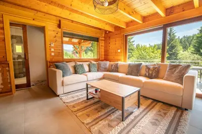 Coin salon dans l'établissement Le Chant du Ruisseau SPA - Sauna