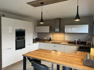 Cuisine ou kitchenette dans l'établissement Superbe villa avec piscine proche de belfort