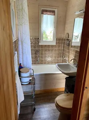 Salle de bains dans l'établissement Le chalet des coeurs