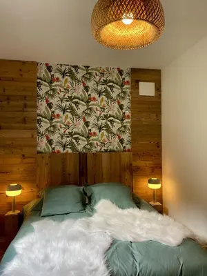 Un ou plusieurs lits dans un hébergement de l'établissement La Gouleote Spacieuse maison type chalet avec jacuzzi, sauna, pétanque
