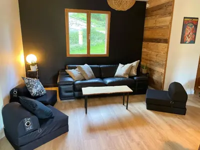 Coin salon dans l'établissement La Gouleote Spacieuse maison type chalet avec jacuzzi, sauna, pétanque