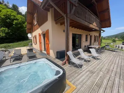 Vue générale sur la montagne ou vue sur la montagne depuis le chalet