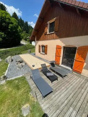Jardin de l'établissement La Gouleote Spacieuse maison type chalet avec jacuzzi, sauna, pétanque