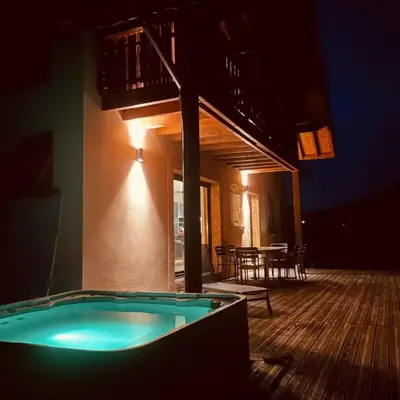 La Gouleote Spacieuse maison type chalet avec jacuzzi