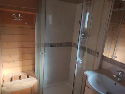Salle de bains dans l'établissement CHALET DU FLORIVAL