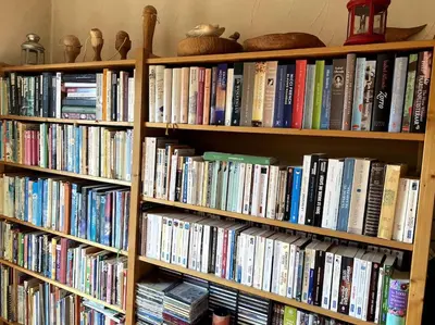 Bibliothèque dans la maison de vacances