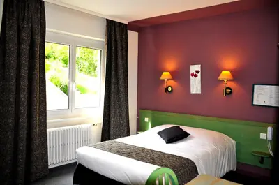 Un ou plusieurs lits dans un hébergement de l'établissement Logis Hôtel - Restaurant Aux Bruyères
