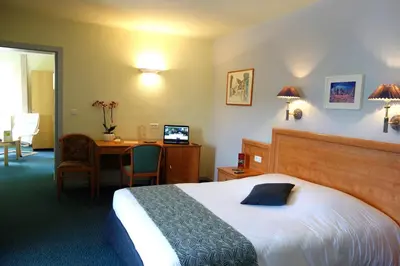 Un ou plusieurs lits dans un hébergement de l'établissement Logis Hôtel - Restaurant Aux Bruyères