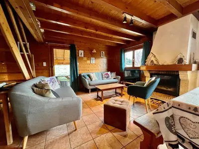 Coin salon dans l'établissement Chalet Baudelaire, 4* beau et authentique