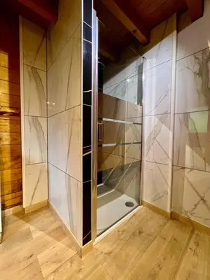 Salle de bains dans l'établissement Chalet Verlaine 4* magnifique et authentique