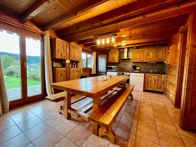 Cuisine ou kitchenette dans l'établissement Chalet Verlaine 4* magnifique et authentique