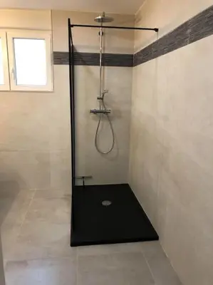 Salle de bains dans l'établissement Les Fougères 12 personnes SPA/SAUNA
