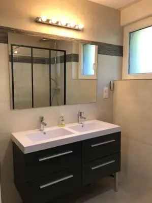 Salle de bains dans l'établissement Les Fougères 12 personnes SPA/SAUNA