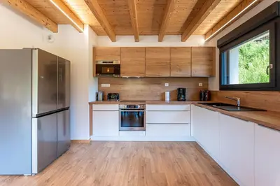 Cuisine ou kitchenette dans l'établissement Chalet Victorine, vue imprenable avec spa