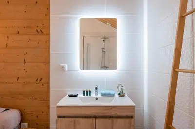 Salle de bains dans l'établissement Chalet Victorine, vue imprenable avec spa