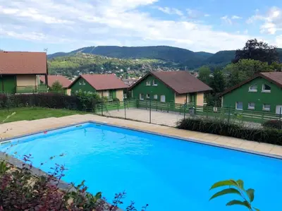 Piscine de l'établissement Les chênes Rouges 4/p ou située à proximité