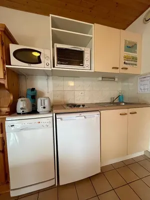 Cuisine ou kitchenette dans l'établissement Les chênes Rouges 4/p