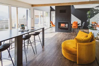 Coin salon dans l'établissement Villa 4 Saisons, avec piscine chauffée et jacuzzi