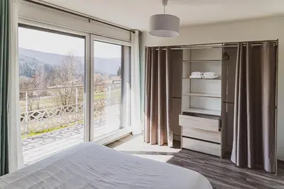 Un ou plusieurs lits dans un hébergement de l'établissement Villa 4 Saisons, avec piscine chauffée et jacuzzi