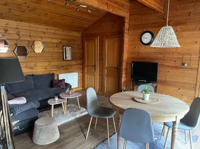 Coin salon dans l'établissement Chalet cosy, cadre apaisant