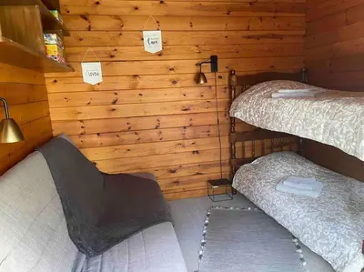 Un ou plusieurs lits dans un hébergement de l'établissement Chalet cosy, cadre apaisant