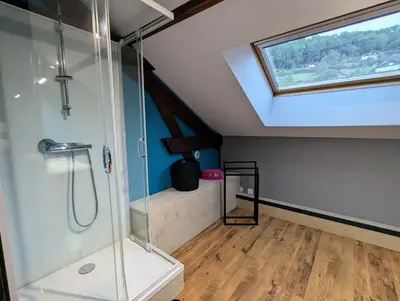 Salle de bains dans l'établissement Maison Gite Le Bressaud