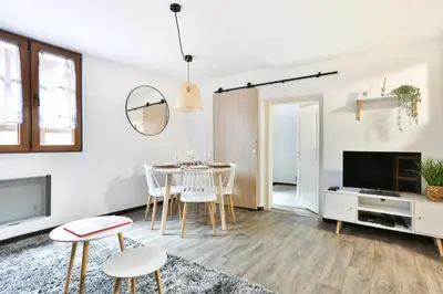 Télévision ou salle de divertissement dans l'établissement Au nid des remparts à Eguisheim