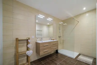 Salle de bains dans l'établissement Le Caveau de Sigo