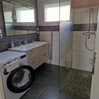 Salle de bains dans l'établissement Maison de vacances