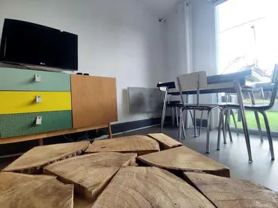 Télévision ou salle de divertissement dans l'établissement La Parenthèse Géromoise, à deux pas de la navette pour le ski