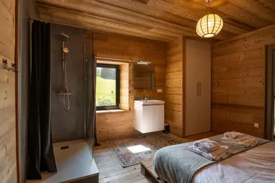 Un ou plusieurs lits dans un hébergement de l'établissement Poli Resort, calme et haut-de-gamme au sommet