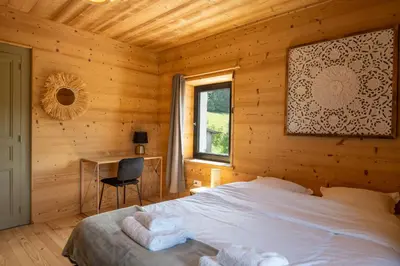 Un ou plusieurs lits dans un hébergement de l'établissement Poli Resort, calme et haut-de-gamme au sommet