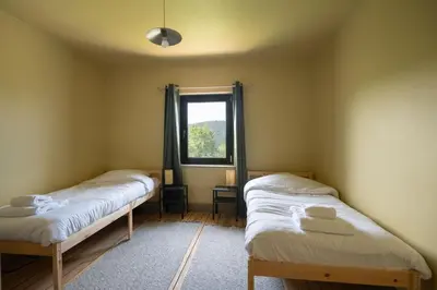 Un ou plusieurs lits dans un hébergement de l'établissement Poli Resort, calme et haut-de-gamme au sommet