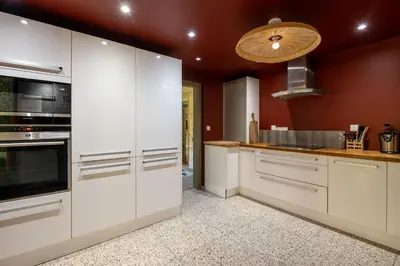 Cuisine ou kitchenette dans l'établissement Poli Resort, calme et haut-de-gamme au sommet