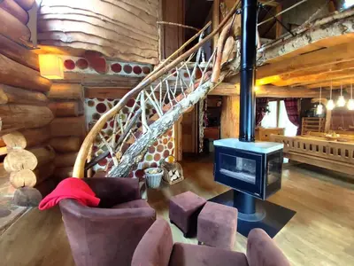 Coin salon dans l'établissement Buckey Lodge, à 2 minutes des cascades de Tendon
