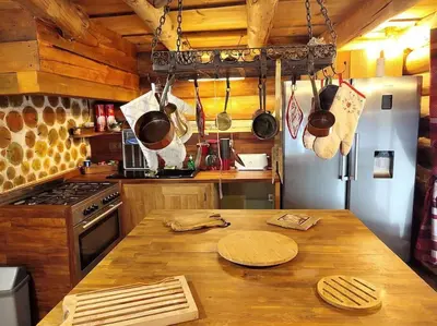 Cuisine ou kitchenette dans l'établissement Buckey Lodge, à 2 minutes des cascades de Tendon