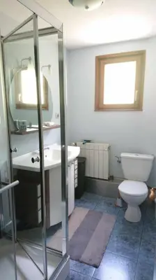 Salle de bains dans l'établissement Charmante Maison Blanche