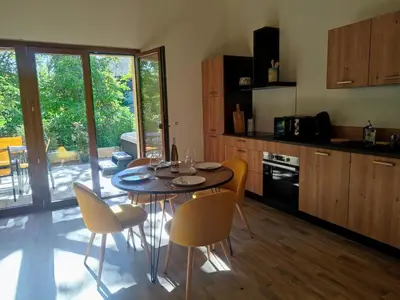 Cuisine ou kitchenette dans l'établissement Alsace Chalet & Spa Meyer-Krumb