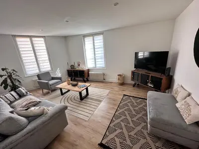 Télévision ou salle de divertissement dans l'établissement Le bijou de Leyna