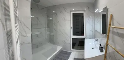 Salle de bains dans l'établissement Le bijou de Leyna