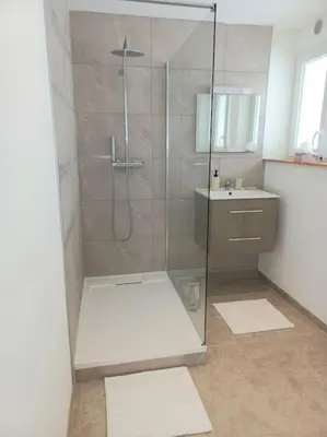 Salle de bains dans l'établissement Appartement Les Géraniums