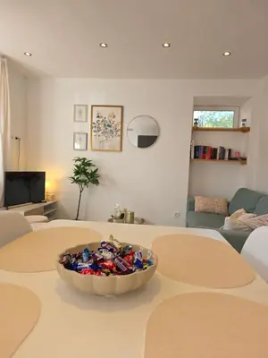 Coin salon dans l'établissement Appartement Les Géraniums